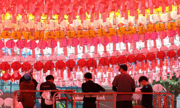 ▲부처님오신날을 하루 앞둔 14일 오후 서울 종로구 조계사에서 관계자들이 연등을 매달고 있다. (연합뉴스)