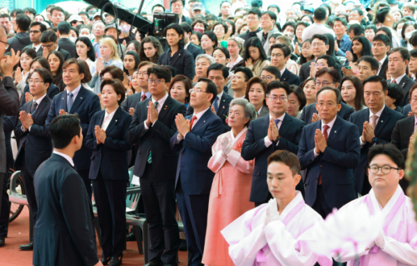 ▲국민의힘 추경호 원내대표(앞줄 오른쪽부터), 더불어민주당 박찬대 원내대표, 김의정 전국여성불자회장, 주호영 국회 전각회장, 정의당 김준우 대표, 개혁신당 양향자 원대대표, 조국혁신당 조국 대표, 이원욱 국회 정각회 명예회장 등이 15일 서울 종로구 조계사에서 열린 불기 2568년 부처님오신날 봉축법요식에 참석해 합장하고 있다. (연합뉴스)