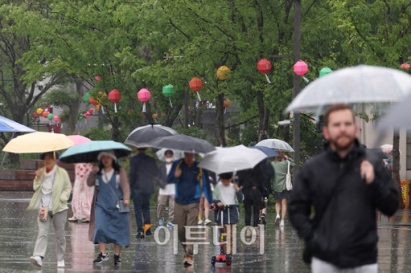 ▲부처님 오신 날 연휴인 15일 서울 광화문 광장에 2024 연등회 전통등 전시회가 열린 가운데 비가 내리고 있다. 기상청은 비와 함께 순간풍속 초속 20미터 안팎의 강풍이 불것으로 예보했다. 고이란 기자 photoeran@