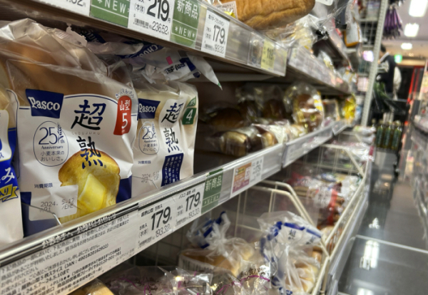 ▲일본 도쿄의 한 슈퍼마켓에 빵들이 진열돼 있다. 도쿄(일본)/AP뉴시스