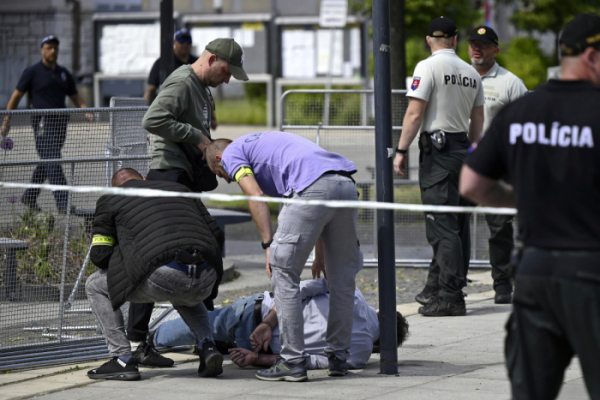 ▲로베르토 피초 슬로바키아 총리가 핸들로바에서 15일(현지시간) 총격을 받은 뒤 경찰이 용의자를 현장에서 체포하고 있다. 핸들로바(슬로바키아)/AP뉴시스