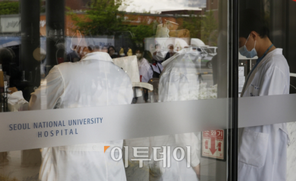 ▲서울 종로구 서울대학교병원에서 의료진들이 발걸음을 옮기고 있다. 조현호 기자 hyunho@ (이투데이DB)