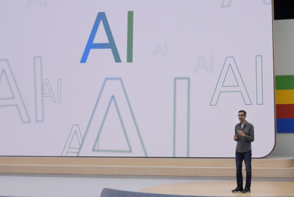 ▲14일(현지시간) 순다르 피차이 구글 최고경영자(CEO)가 미국 캘리포니아주 마운틴뷰 구글 본사에서 열린 ‘구글 I/O 2024’ 행사에서 발표하고 있다. 마운틴뷰(미국)/AP연합뉴스