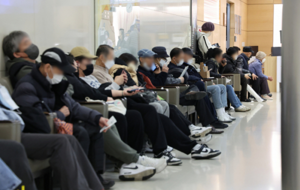 ▲3월 26일 서울 시내 한 대학병원의 외래 창구가 환자들로 붐비고 있다. (뉴시스)