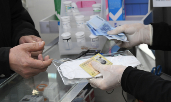 ▲2020년 3월 9일 오전 서울 종로구의 한 약국에서 시민들이 신분증을 제시하며 마스크를 구매하고 있다. (뉴시스)