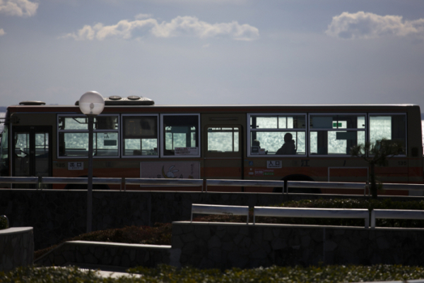 ▲승객 한 명만 태운 버스 한 대가 일본 가나가와현 후지사와 다리를 건너고 있다. 후지사와(일본)/AP뉴시스