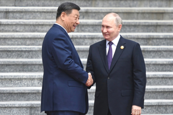 ▲시진핑(왼쪽) 중국 국가주석과 블라디미르 푸틴 러시아 대통령이 16일 중국 베이징에서 만나 악수하고 있다. 베이징/AFP연합뉴스