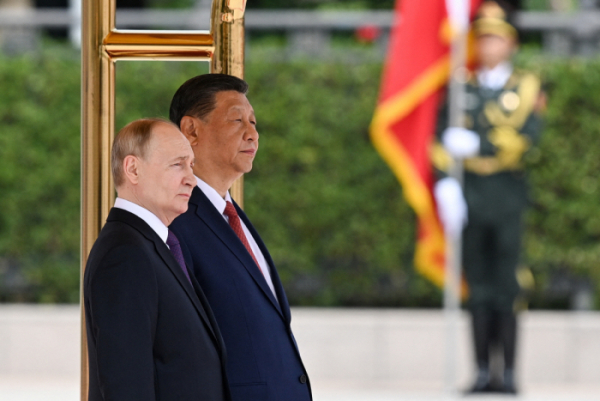 ▲블라디미르 푸틴(왼쪽) 러시아 대통령이 시진핑 중국 국가주석과 함께 16일 중국 베이징에서 열린 환영식에 참석하고 있다. 베이징/로이터연합뉴스