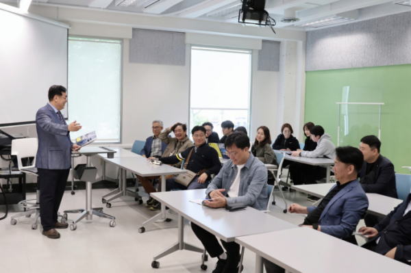 ▲국외체험 연수 강평회를 진행하는 정훈 학교안전공제중앙회 이사장(사진제공=학교안전공제중앙회)