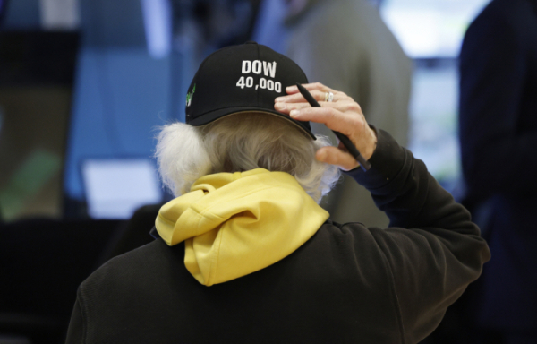 ▲뉴욕증권거래소(NYSE)에서 16일(현지시간) 트레이더가 다우지수 4만 돌파를 기념하는 모자를 쓰고 있다. 뉴욕(미국)/UPI연합뉴스