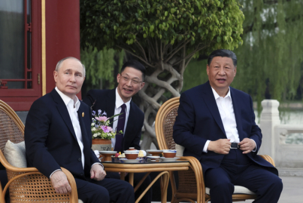 ▲블라디미르 푸틴 러시아 대통령과 시진핑 중국 국가주석이 16일 대화하고 있다. 베이징/AP연합뉴스