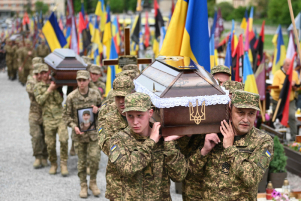 ▲우크라이나군이 2일(현지시간) 르비우에서 전사자 영결식을 치르고 있다. 르비우(우크라이나)/AFP연합뉴스