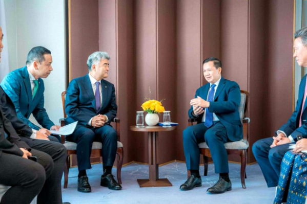 ▲정원주 대우건설 회장(가운데 왼쪽)과 훈 마넷 캄보디아 총리가 면담하고 있다.  (자료제공=대우건설)