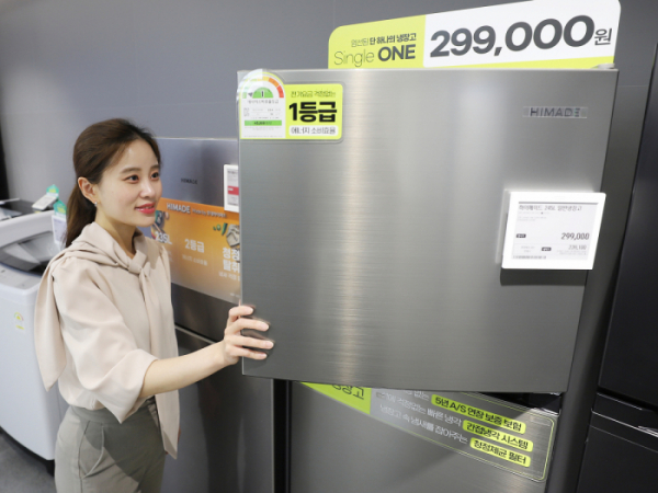 ▲19일 고객이 롯데하이마트에서 PB상품인 하이메이드 싱글 원 냉장고를 살펴보고 있다. (사진제공=롯데하이마트)