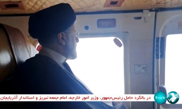 ▲에브라힘 라이시 이란 대통령이 사고 전 헬기에 탑승하고 있는 모습이 19일(현지시간) IRINN을 통해 보도되고 있다. AFP연합뉴스