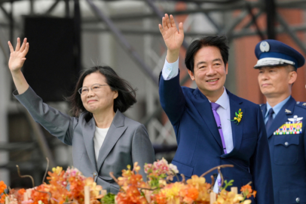 ▲라이칭더(오른쪽) 신임 대만 총통이 20일 타이베이에서 열린 취임식에서 차이잉원 전 총통과 함께 손을 흔들고 있다. 타이베이/AFP연합뉴스