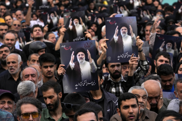 ▲20일(현지시간) 이란 테헤란의 발리 에 아스르 광장에서 사람들이 에브라힘 라이시 대통령의 사진을 들고 애도하고 있다. 반면 일부 반체제 진보 세력은 독재 철회 시위에 나서기도 했다. 테헤란/AP뉴시스