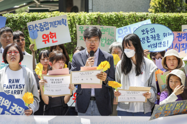 ▲21일 서울 종로구 헌법재판소 앞에서 열린 기후 헌법소원 마지막 공개변론 공동 기자회견에서 참가자들이 피켓을 들고 있다.  (뉴시스)