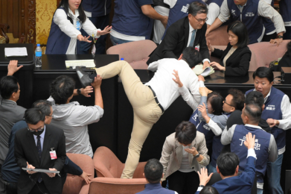 ▲17일 대만 타이베이 입법원(국회)에서 입법원 개혁법안 투표를 앞두고 여당 민진당 의원들과 제1야당 국민당 의원들이 몸싸움을 하고 있다. 타이베이/로이터연합뉴스