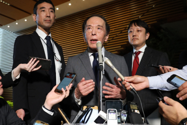 ▲우에다 가즈오 일본은행 총재가 7일 기자들과 대화하고 있다. 도쿄/AFP연합뉴스