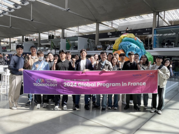 ▲22일 프랑스 파리에서 열린 ‘비바테크놀로지 2024’에 참여한 IBK창공 혁신창업기업 관계자들이 기념촬영을 하고 있다.  (기업은)