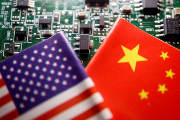 ▲미국과 중국 국기가 반도체 칩이 있는 인쇄 회로 기판 위에 보인다. 로이터연합뉴스