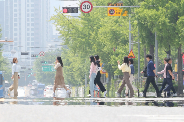 ▲초여름 날씨를 보인 22일 오후 서울 영등포구 여의도공원 인근 도로에서 지열에 의한 아지랑이가 피어오르고 있다. (연합뉴스)