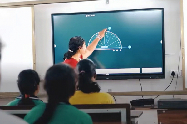 ▲인도 오디샤주 소재 럭세와르(Laksheswar) 공립 고등학교에서 'LG 전자칠판'을 활용해 수업을 진행하고 있는 모습 (자료제공=LG전자)