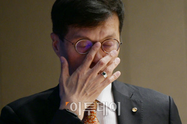 ▲이창용 한국은행 총재가 23일 서울 중구 한국은행에서 열린 통화정책방향 기자간담회에서 안경을 고쳐쓰고 있다. 사진공동취재단