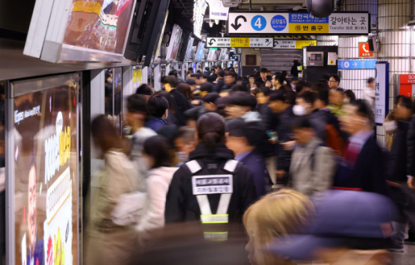 ▲3월 28일 서울 중구 지하철 서울역 승강장에 출근하는 시민들로 붐비고 있다. (뉴시스)