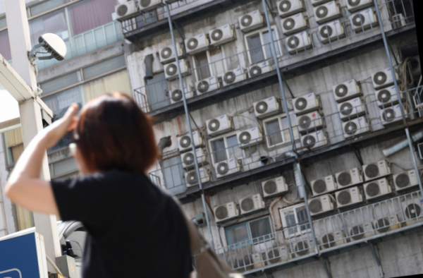 ▲펄펄 끓는 가마솥 날씨에 사상 처음으로 폭염 대응 중대본 2단계가 가동된 지난해 8월 4일 서울 시내 한 건물 외벽에 설치된 실외기가 바쁘게 돌아가고 있다. (고이란 기자 photorean@)