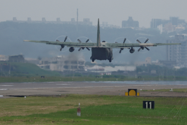 ▲23일 대만 북부 신주 공군기지에서 대만 공군 소속 C-130 전술 수송기가 이륙하고 있다. 사진은 기사 내용과 관련 없음. (신주(대만)/로이터연합뉴스)