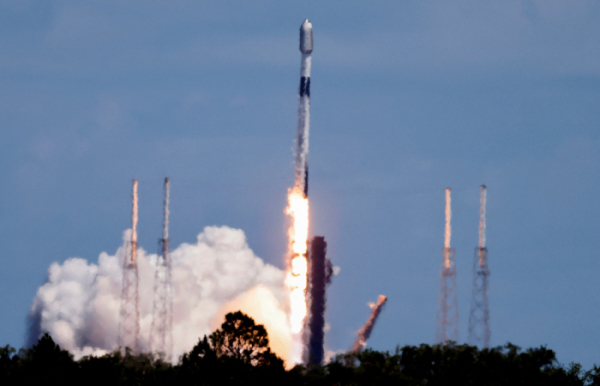 ▲6일 미국 플로리다주 케이프 커내버럴에서 스페이스X 팰컨 9 로켓이 발사되고 있다. 케이프커내버럴(미국)/로이터연합뉴스