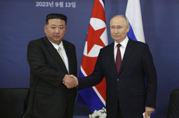 ▲블라디미르 푸틴 러시아 대통령(오른쪽)과 김정은 북한 국무위원장이 악수하고 있다.  (AP/뉴시스)