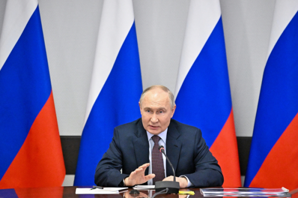 ▲블라디미르 푸틴 러시아 대통령이 25일(현지시간) 방산업체 대표들과 대화하고 있다. 모스크바/EPA연합뉴스