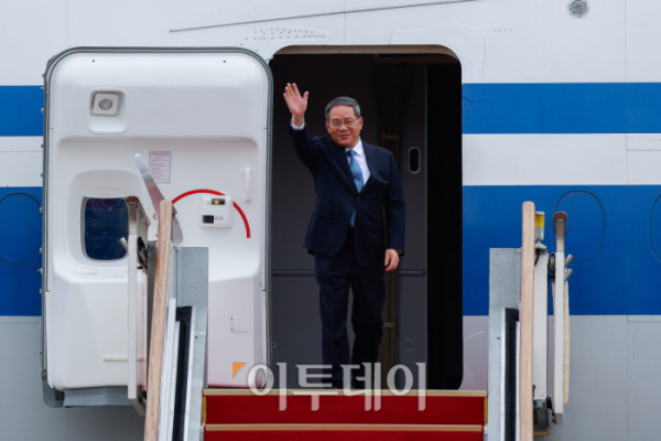 ▲리창 중국 총리가 한·중·일 정상회의를 하루 앞둔 26일 경기 성남시 서울공항에 도착하고 있다. 조현호 기자 hyunho@