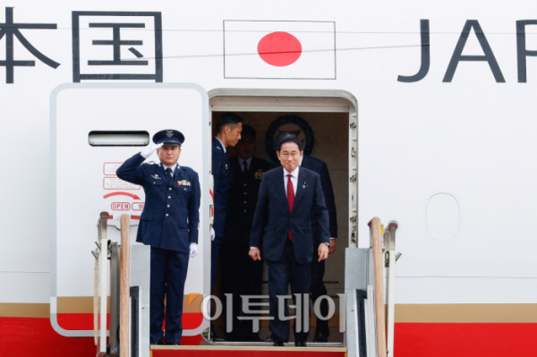 ▲기시다 후미오 일본 총리가 한·중·일 정상회의를 하루 앞둔 26일 경기 성남시 서울공항에 도착하고 있다. 조현호 기자 hyunho@