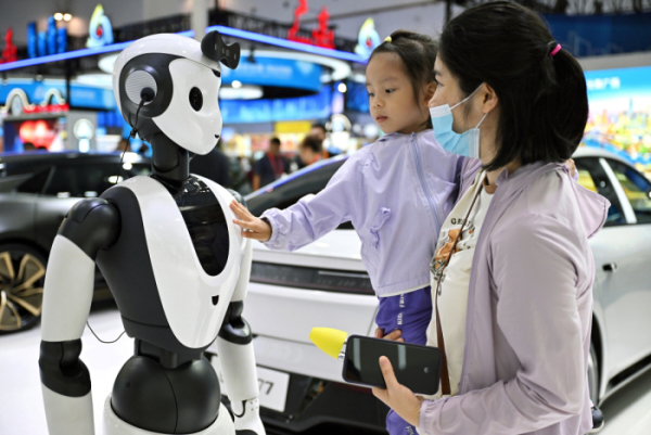 ▲중국 하이난성 하이커우에서 4월 15일 열린 중국국제소비재박람회(CICPE)에서 어린이가 인공지능(AI)이 탑재된 로봇을 만져보고 있다. 하이커우(중국)/신화뉴시스