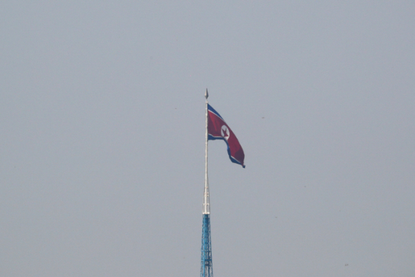 ▲2019년 9월 30일 북한 기정동 선전촌의 160미터 높이의 탑 위에 북한 국기가 펄럭이고 있다. 로이터연합뉴스