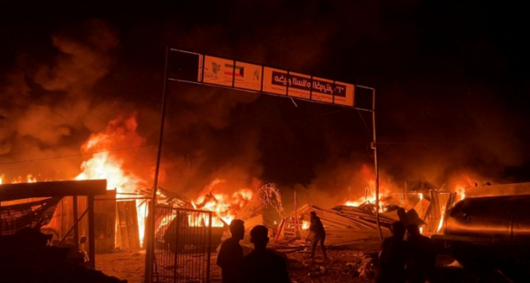 ▲26일(현지시간) 가자지구 최남단 라파지역에서 이스라엘 공격으로 화재가 일어났다. 라파(팔레스타인)/로이터연합뉴스