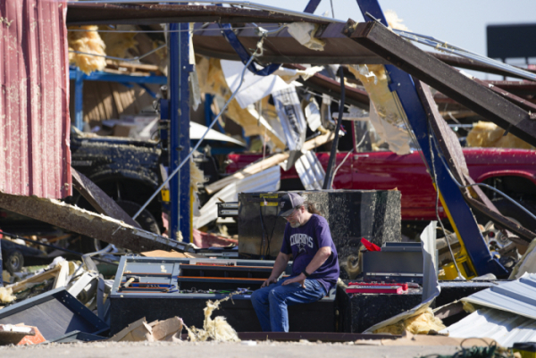 ▲미국 텍사스주 밸리뷰에서 26일(현지시간) 한 정비소 직원이 토네이도로 부서진 건물 잔해 위에 앉아있다. 토네이도는 전날 텍사스, 오클라호마, 아칸소 전역을 휩쓸었다. 텍사스(미국)/AP연합뉴스