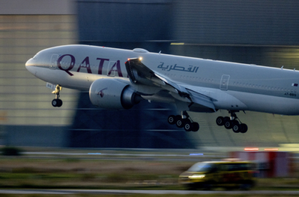 ▲지난해 9월 25일 카타르항공 비행기가 독일 프랑크푸르트 공항에 착륙하고 있다. 프랑크푸르트(독일)/AP연합뉴스