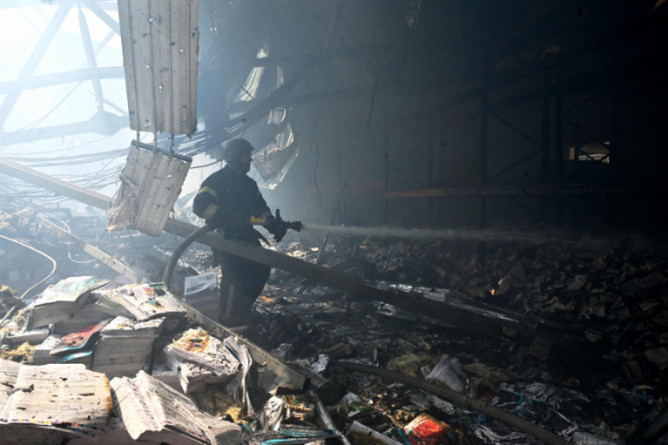▲23일(현지시간) 러시아 미사일이 우크라이나 북동부 하르키우에 위치한 대형 인쇄소를 공격한 후 소방관들이 화재를 진압하고 있다. 러시아 당국은 이번 공습으로 최소 7명을 사살했다고 밝혔다. 하르키우(우크라이나)/AFP연합뉴스
