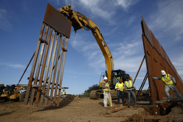 ▲멕시코와의 접경 지대에서 근로자들이 미국 국경 장벽을 건설하고 있다. 티후아나(멕시코)/AP뉴시스