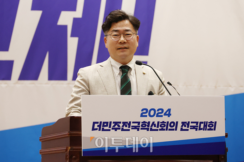 ▲박찬대 더불어민주당 원내대표가 2일 서울 여의도 국회 의원회관 대회의실에서 열린 2024 더민주전국혁신회의 전국대회에서 축사를 하고 있다. 고이란 기자 photoeran@