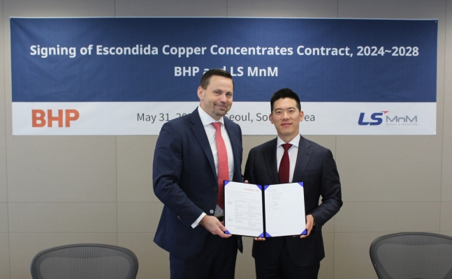 ▲래그나르 우드 BHP CCO(왼쪽)와 구동회 LS MnM 부사장이 동정광 구매 계약을 체결한 뒤 기념 촬영을 하고 있다. (사진제공=LS MnM)