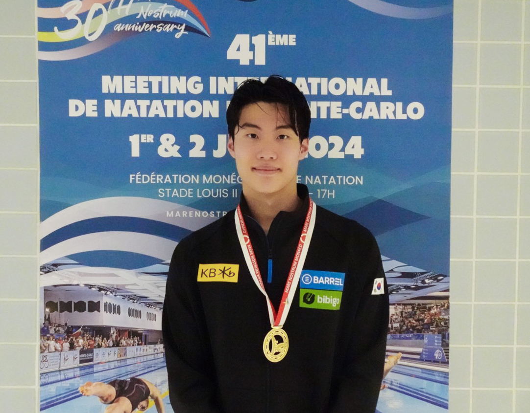 ▲황선우(21·강원도청)가 1일(한국시간) 모나코 몬테카를로 앨버트 2세 워터스포츠센터에서 열린 2024 마레 노스트럼 시리즈 3차 대회 남자 자유형 100ｍ에서 우승한 뒤 기념 촬영하고 있다. (사진제공=대한수영연맹)
