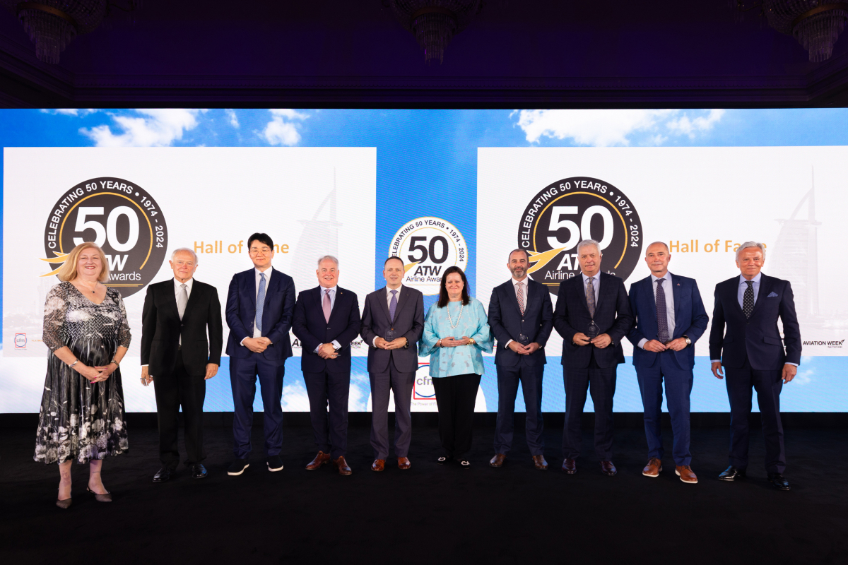 ▲카렌 워커 ATW 총괄 편집장과 명예의 전당에 헌액된 항공사 및 유관 단체 관계자들이 기념촬영을 하는 모습. 왼쪽 세 번째 조원태 회장. (사진제공=대한항공)