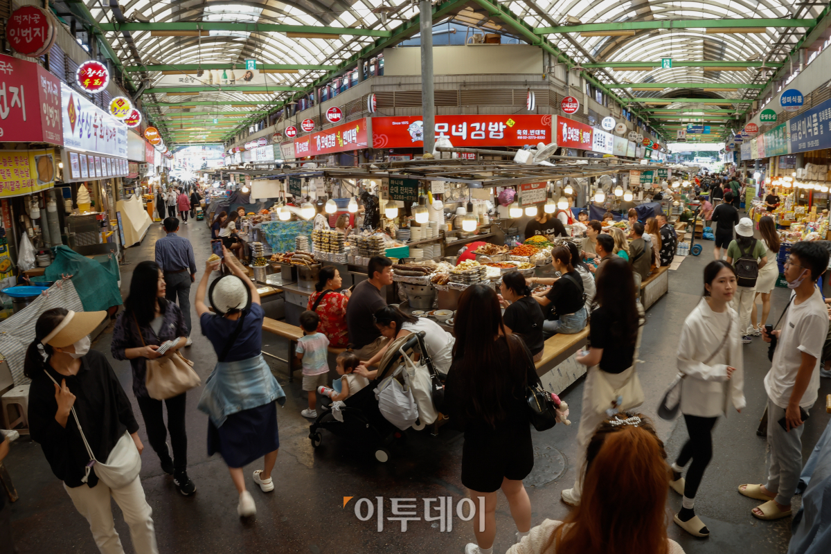 ▲소상공인과 전통시장의 경기전망이 두 달 연속 악화한 것으로 나타났다. 3일 소상공인시장진흥공단에 따르면 소상공인의 6월 전망 경기지수(BSI)는 67.4로 전달 대비 7.0포인트 하락했다. 소상공인의 6월 전망 BSI를 업종별로 살펴보면 개인 서비스업이 57.8로 전달보다 14.0포인트 하락했고 제조업(-12.7포인트), 수리업(-9.5포인트), 소매업(-8.4포인트), 음식점업(-7.7포인트) 등이 내리고 교육 서비스업(7.9포인트), 스포츠 및 오락 관련 서비스업(6.6포인트) 등은 올랐다. 전통시장은 축산물(-10.1포인트)과 농산물(-9.7포인트), 의류·신발(-8.0포인트), 가공식품(-6.1포인트) 등이 내리고 가정용품(10.6포인트), 수산물(3.2포인트) 등은 올랐다. 서울 시내 한 전통시장이 비교적 한산한 모습을 보이고 있다. 조현호 기자 hyunho@