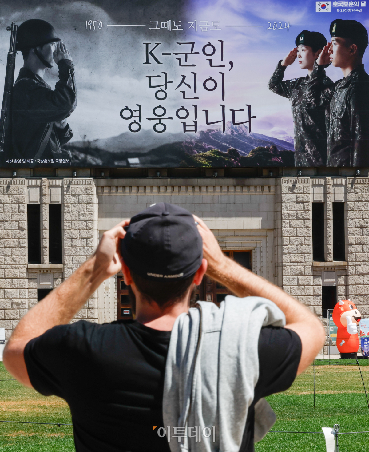 ▲3일 서울 중구 서울도서관 꿈새김판에 호국보훈의 달을 기념해 새단장한 '그때도 지금도 K-군인, 당신이 영웅입니다' 문구가 게시돼 있다. 이번 꿈새김판은 1950년 6.25 당시의 군인과 2024년 현재 군인들의 경례 모습을 담아 6.25 전쟁 74주년을 기념해 참전용사와 그 뜻을 이어온 현역 장병들에 대한 존경과 감사의 의미를 담고 있다. 조현호 기자 hyunho@